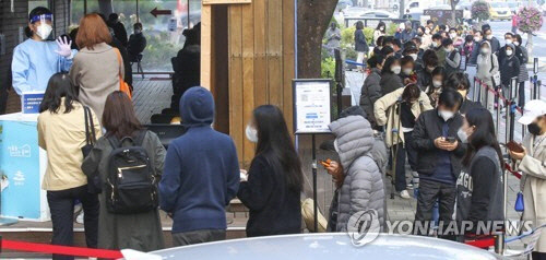 27일 오전 서울 송파구보건소 선별진료소가 이른 시간임에도 검사를 받으려는 시민들로 붐비고 있다. <연합뉴스>